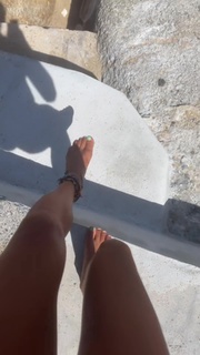 Ariel Tweto feet photo thumbnail