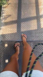 Ariel Tweto feet photo thumbnail
