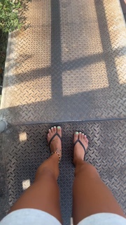 Ariel Tweto feet photo thumbnail