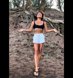 Ariel Tweto feet photo thumbnail