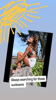 Ariel Tweto feet photo thumbnail
