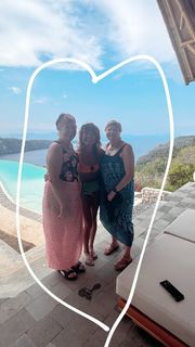 Ariel Tweto feet photo thumbnail
