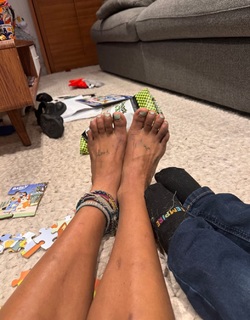 Ariel Tweto feet photo thumbnail