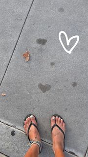 Ariel Tweto feet photo thumbnail
