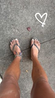 Ariel Tweto feet photo thumbnail