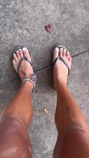 Ariel Tweto feet photo thumbnail