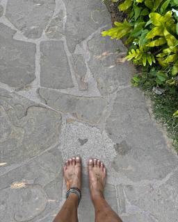 Ariel Tweto feet photo thumbnail