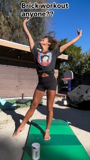 Ariel Tweto feet photo thumbnail
