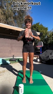 Ariel Tweto feet photo thumbnail
