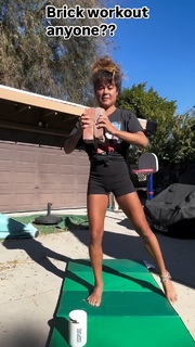 Ariel Tweto feet photo thumbnail