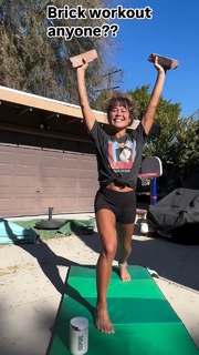 Ariel Tweto feet photo thumbnail