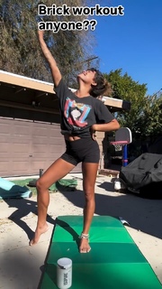Ariel Tweto feet photo thumbnail