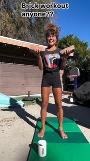 Ariel Tweto feet photo thumbnail
