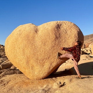 Ariel Tweto feet photo thumbnail