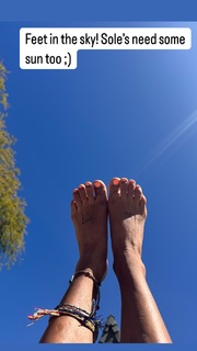 Ariel Tweto feet photo thumbnail