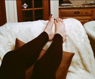 Ariel Winter feet photo thumbnail