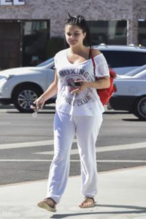Ariel Winter feet photo thumbnail