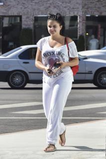 Ariel Winter feet photo thumbnail