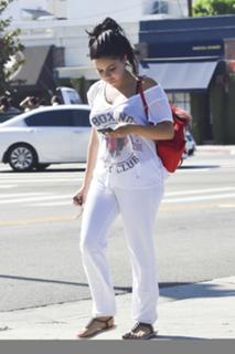 Ariel Winter feet photo thumbnail