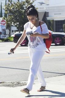 Ariel Winter feet photo thumbnail