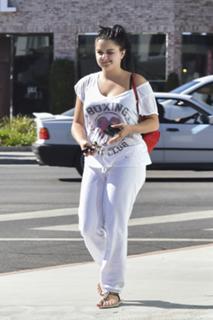 Ariel Winter feet photo thumbnail