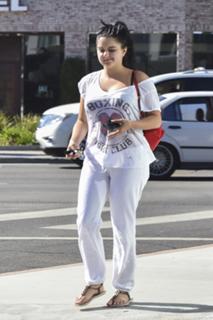 Ariel Winter feet photo thumbnail