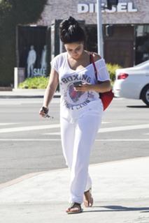 Ariel Winter feet photo thumbnail