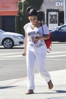 Ariel Winter feet photo thumbnail