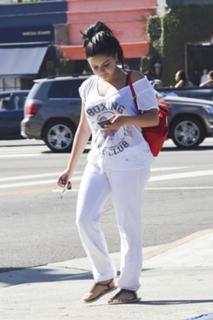 Ariel Winter feet photo thumbnail