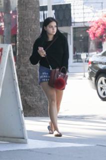 Ariel Winter feet photo thumbnail