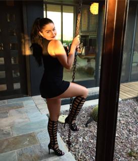 Ariel Winter feet photo thumbnail