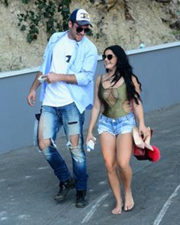 Ariel Winter feet photo thumbnail