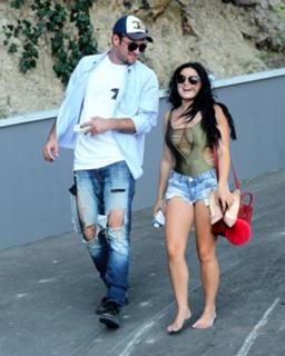Ariel Winter feet photo thumbnail