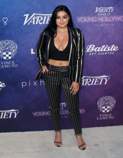 Ariel Winter feet photo thumbnail