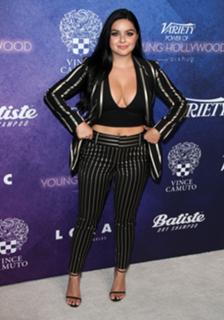Ariel Winter feet photo thumbnail