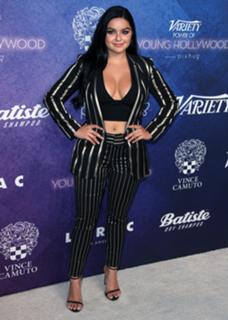 Ariel Winter feet photo thumbnail