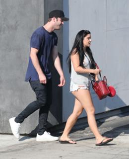 Ariel Winter feet photo thumbnail