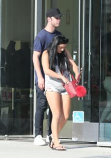 Ariel Winter feet photo thumbnail
