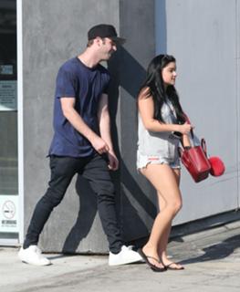 Ariel Winter feet photo thumbnail