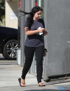 Ariel Winter feet photo thumbnail
