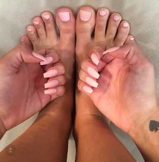 Ariel Winter feet photo thumbnail