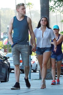 Ariel Winter feet photo thumbnail