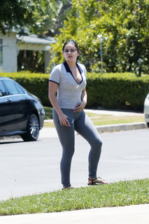 Ariel Winter feet photo thumbnail