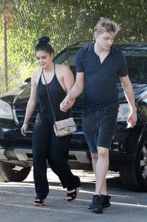 Ariel Winter feet photo thumbnail
