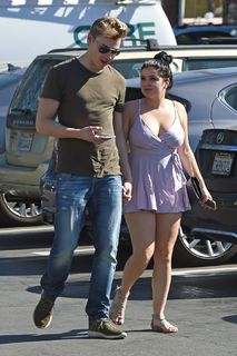 Ariel Winter feet photo thumbnail