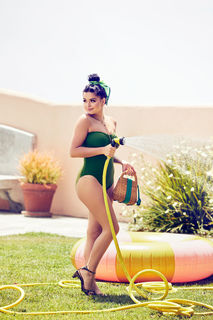 Ariel Winter feet photo thumbnail