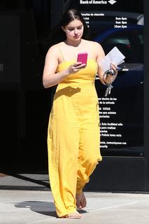 Ariel Winter feet photo thumbnail