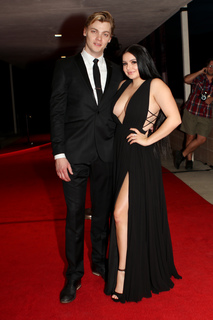 Ariel Winter feet photo thumbnail
