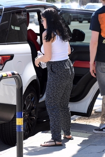Ariel Winter feet photo thumbnail