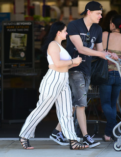 Ariel Winter feet photo thumbnail